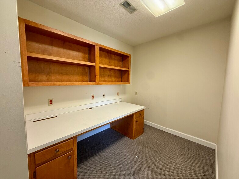 More Photos Of 2401-2411 S Charles Blvd, Greenville Office For Sale