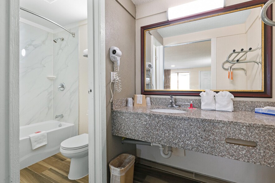 More Photos Of 1721 Broadcast St, Gastonia Hotel For Sale