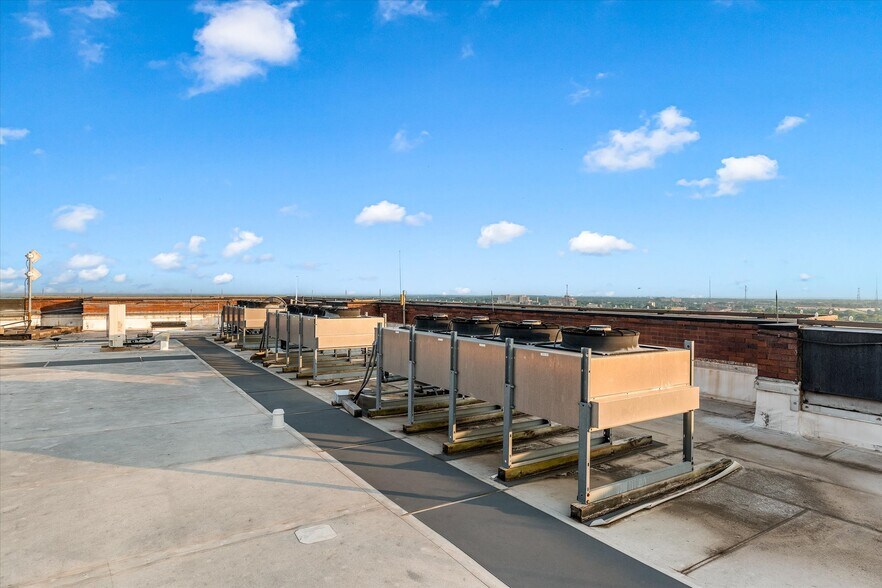 More Photos Of 400 Texas St, Shreveport Office For Sale