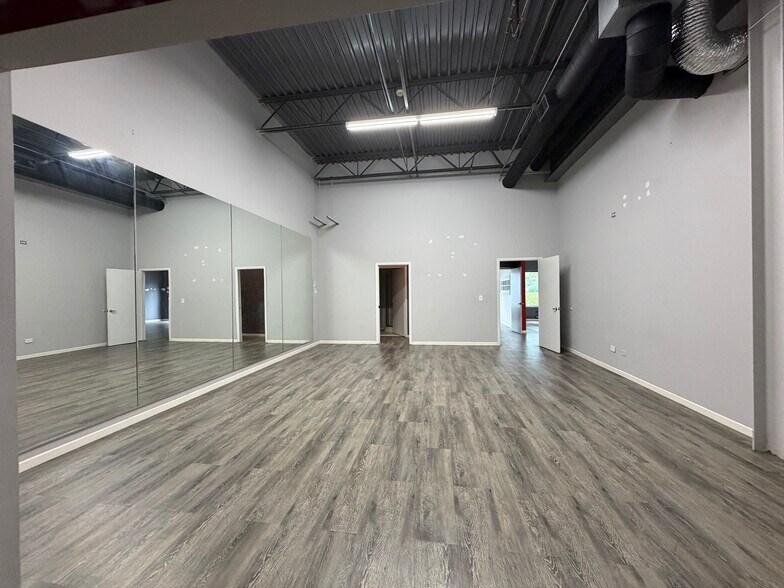 More Photos Of 800 Lake St, Roselle Distribution For Sale
