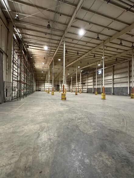 More Photos Of 102 N Sundale Rd, Norwich Warehouse For Lease