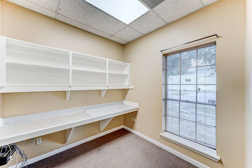 More Photos Of 14741 Pebble Bend Dr, Houston Loft Creative Space For Lease