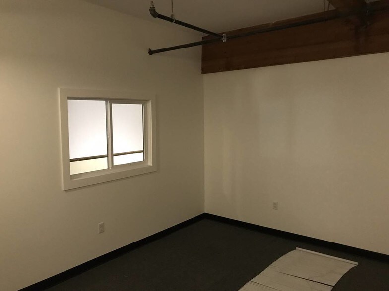More Photos Of 2330 NW 31st Ave, Portland Flex For Lease