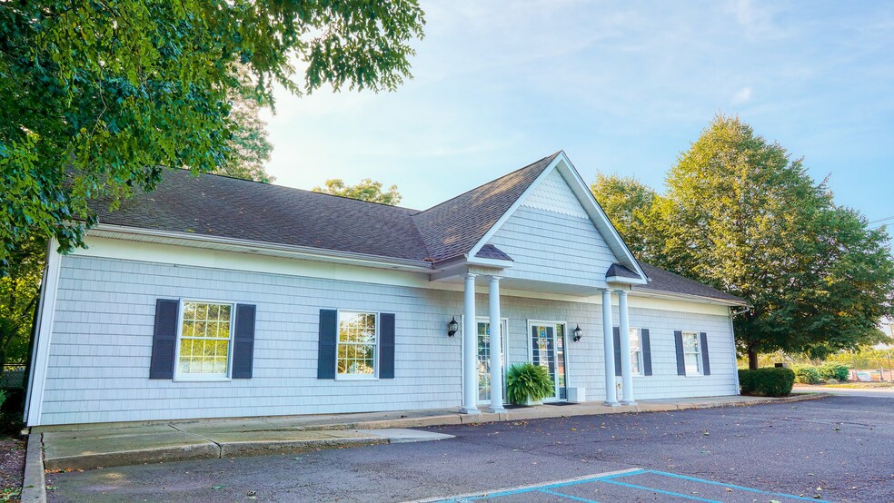 Primary Photo Of 410 Hallock Ave, Port Jefferson Station Medical For Lease