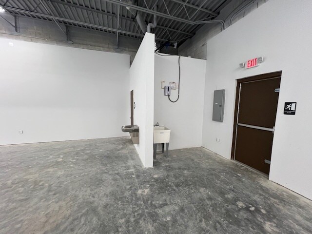 More Photos Of 11025 Lem Turner Rd, Jacksonville Storefront For Lease