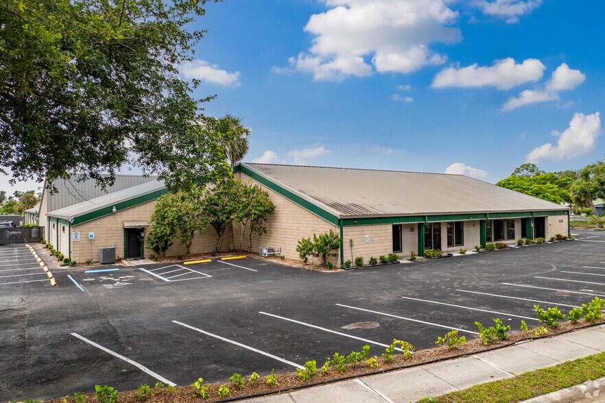 More Photos Of 2150 Collier Ave, Fort Myers Storefront Retail Office For Lease