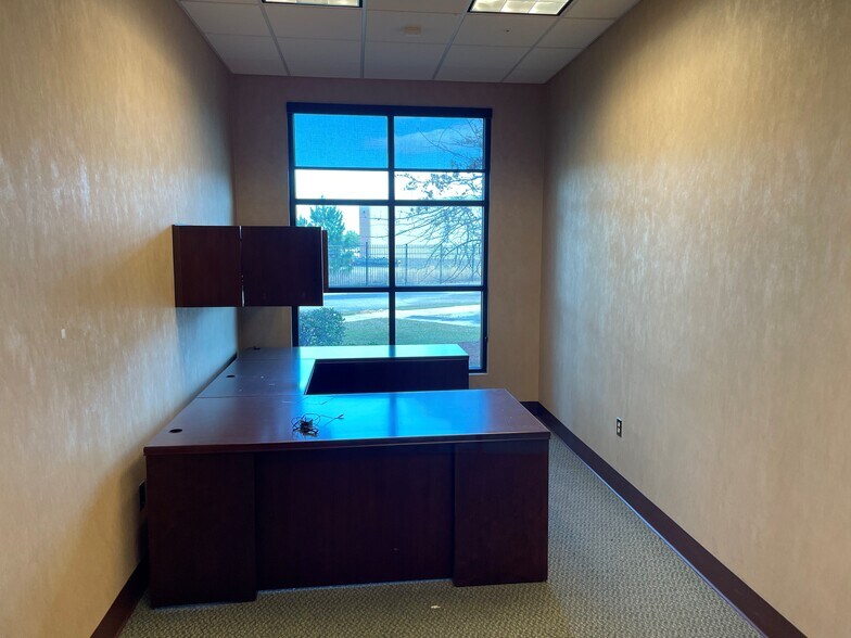 More Photos Of 139 Plaza Dr, Brandon Bank For Sale