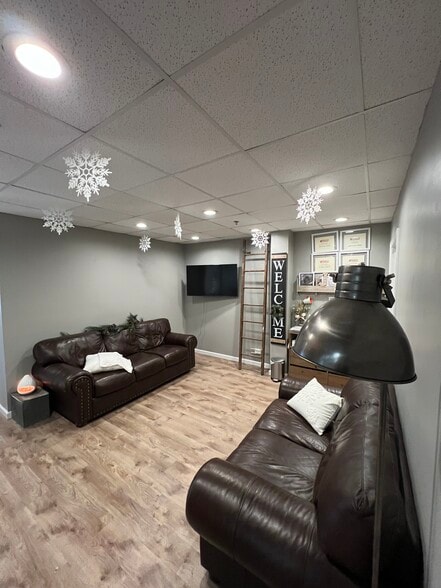 More Photos Of 263 N York Rd, Elmhurst Medical For Lease