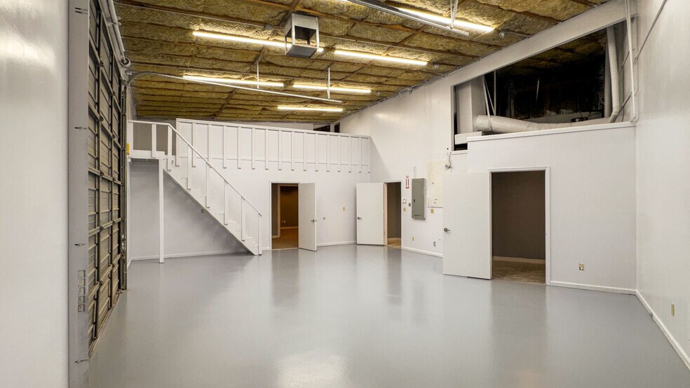 More Photos Of 1525 Common Dr, El Paso Flex For Lease