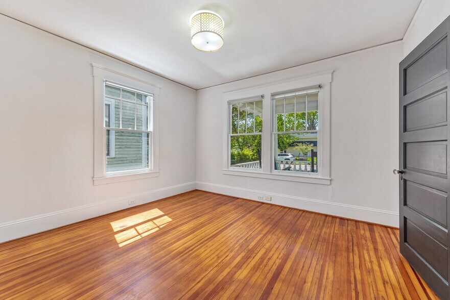 More Photos Of 221 E Kingston Ave, Charlotte Office Residential For Sale