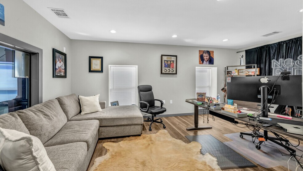 More Photos Of 125 Winners Cir, Weatherford Showroom For Sale