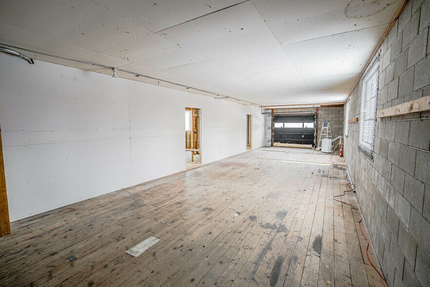 More Photos Of 2324 Vermillion St, Hastings Freestanding For Lease