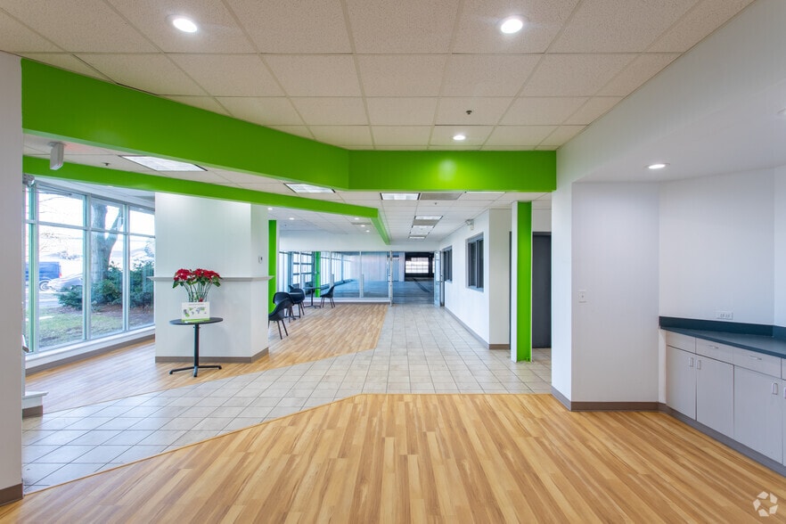 More Photos Of 7080 N Mccormick Blvd, Lincolnwood Warehouse For Lease