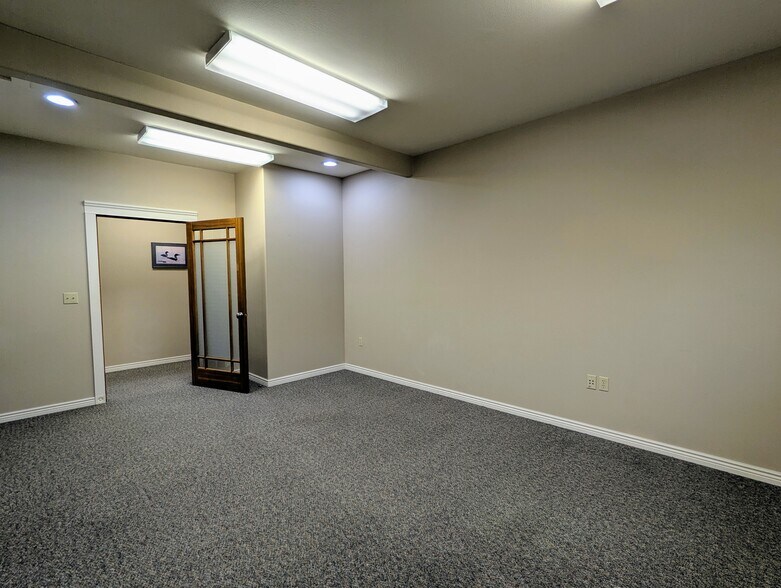 More Photos Of 1910 Island Ave, La Grande Office Residential For Lease