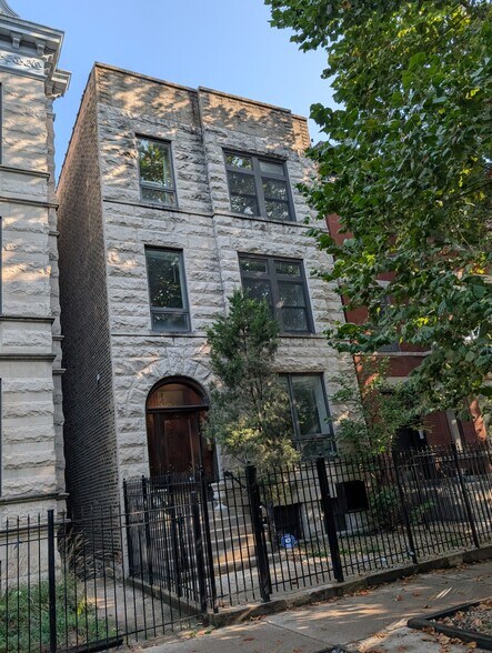 Primary Photo Of 902 W Newport Ave, Chicago Apartments For Sale