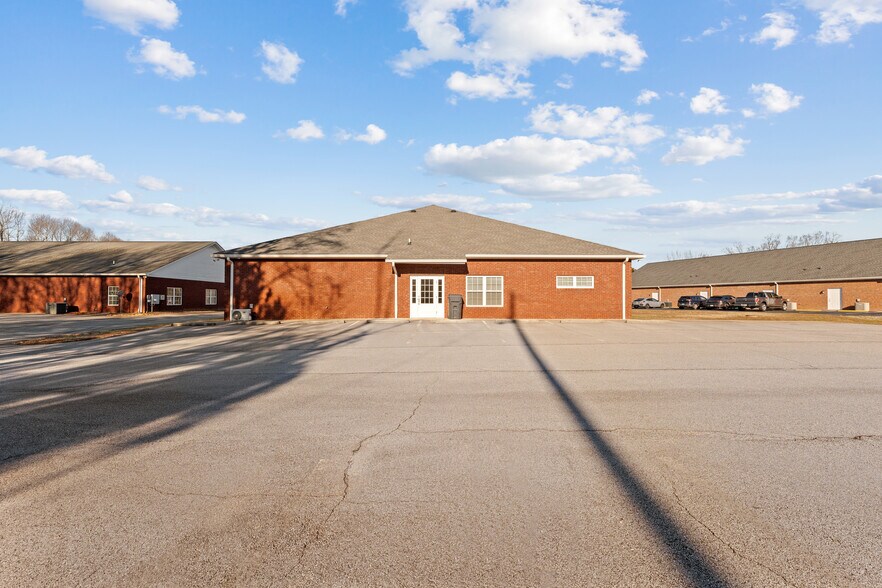 More Photos Of 121 Midway Dr, Cornelia Office For Sale