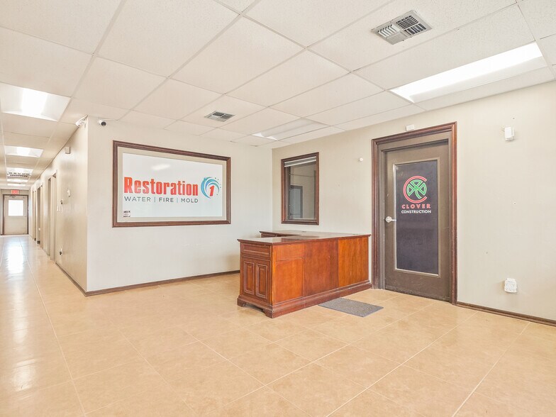 More Photos Of 401 S Ranchwood Blvd, Yukon Flex For Sale