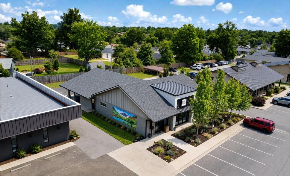 More Photos Of 1129 NW J St, Bentonville Office For Sale