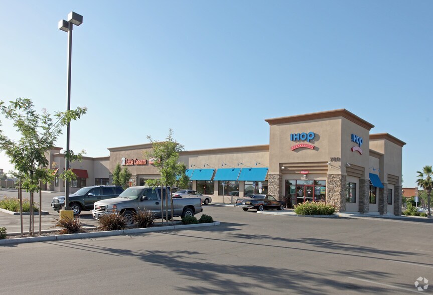 More Photos Of 780 W El Monte Way, Dinuba Storefront Retail Office For Lease