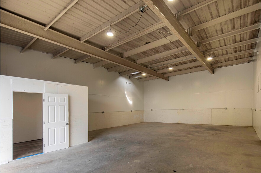 More Photos Of 5753 Auburn Blvd, Sacramento Warehouse For Lease