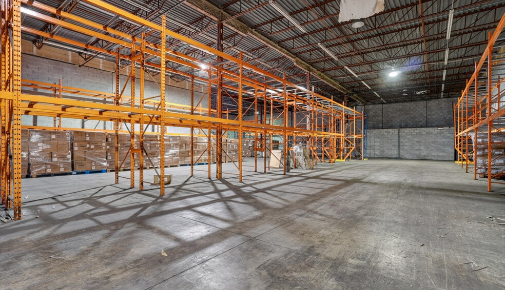 More Photos Of 2500-2550 Rue Cohen, Montréal Warehouse For Sale