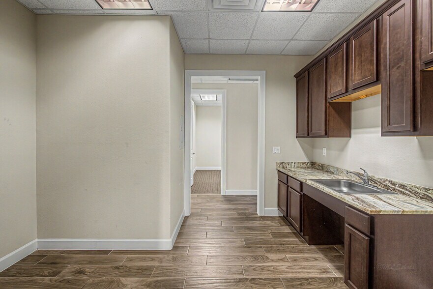 More Photos Of 633 E Fernhurst Dr, Katy Medical For Sale