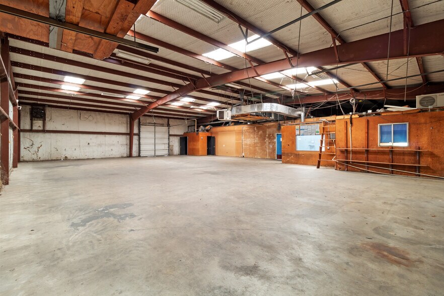 More Photos Of 2616 S College Ave, Bryan Distribution For Lease