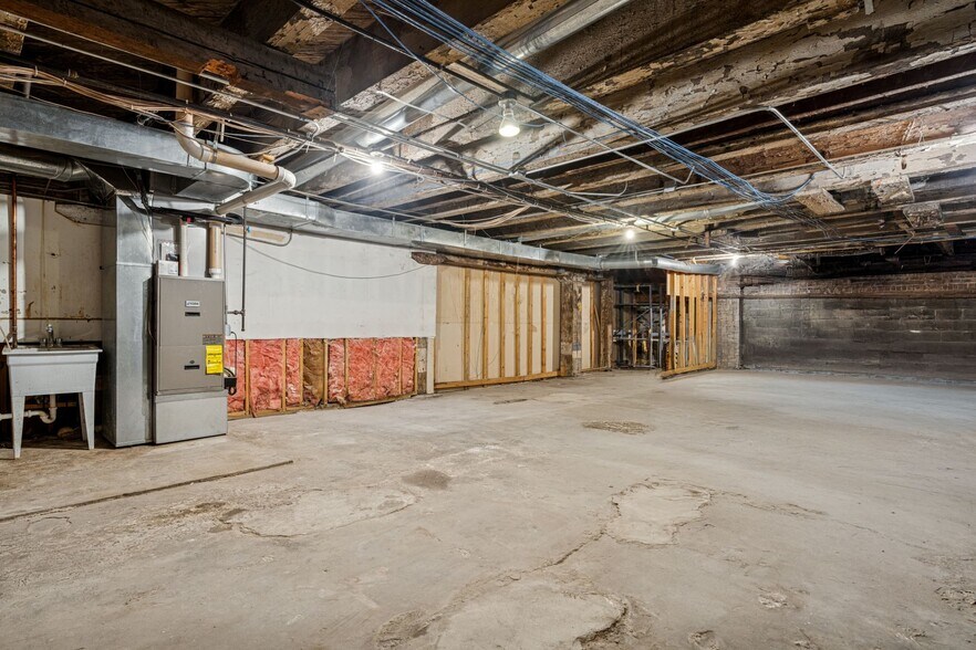 More Photos Of 942-944 W Huron St, Chicago General Retail For Sale