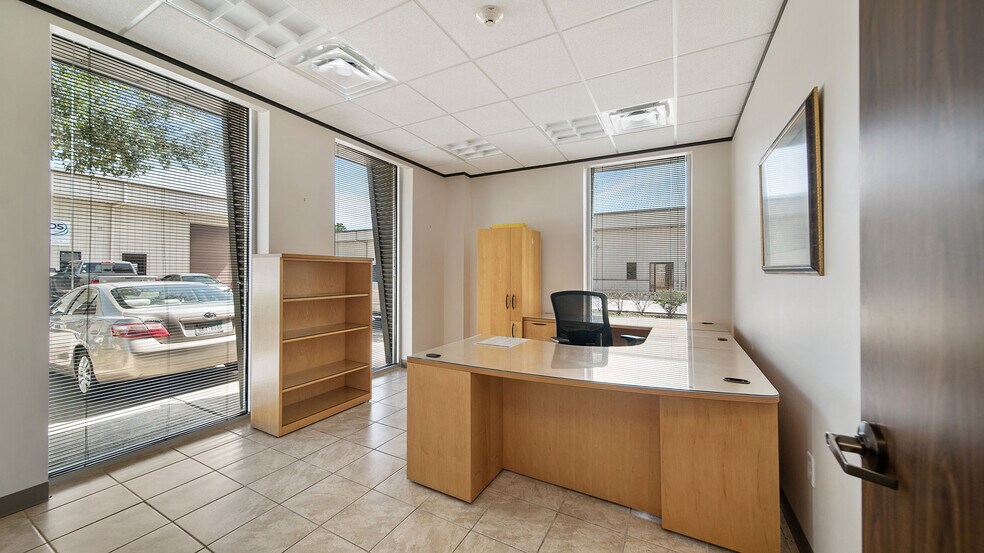 More Photos Of 701 S Persimmon St, Tomball Unknown For Lease