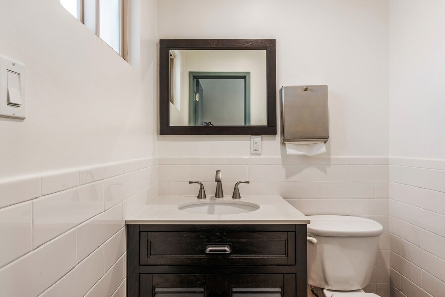 More Photos Of 1324-1332 N Avalon Blvd, Wilmington Office For Lease