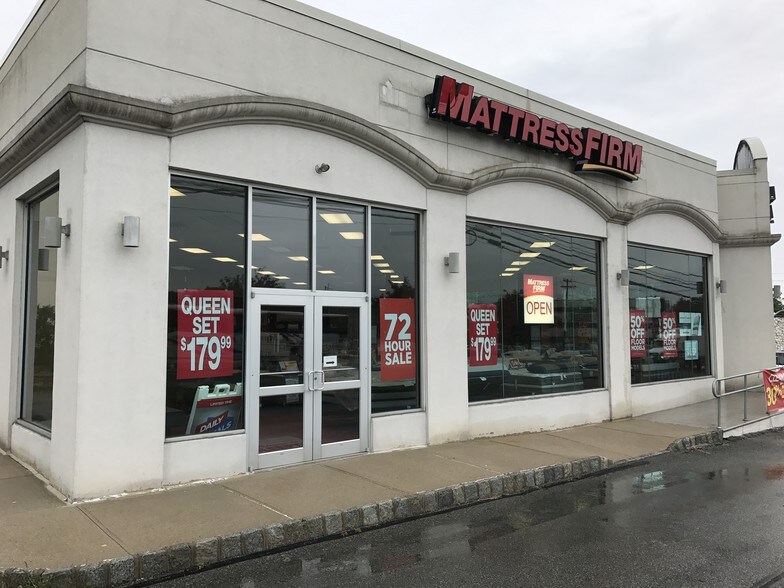 More Photos Of 400 Rte 17, Upper Saddle River Storefront For Lease