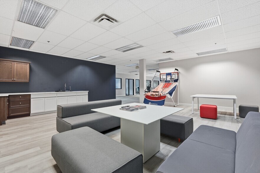 More Photos Of 3401 E Harbour Dr, Phoenix Light Manufacturing For Lease