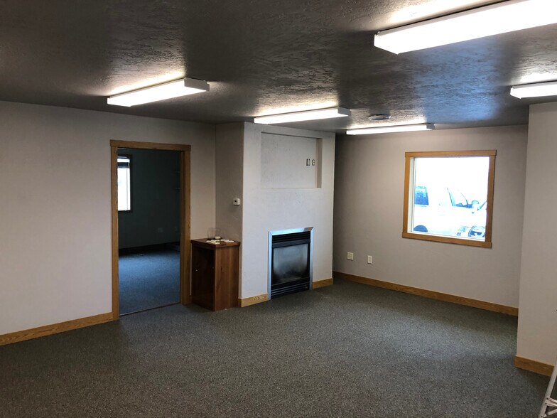 More Photos Of 5402 53rd Ave S, Fargo Auto Repair For Lease