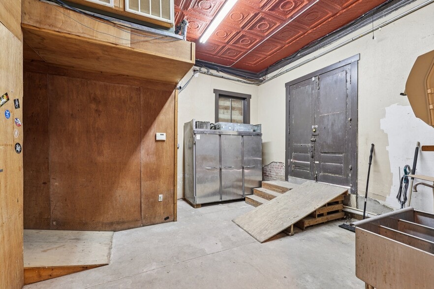 More Photos Of 113 N Main St, Moulton Bar For Sale