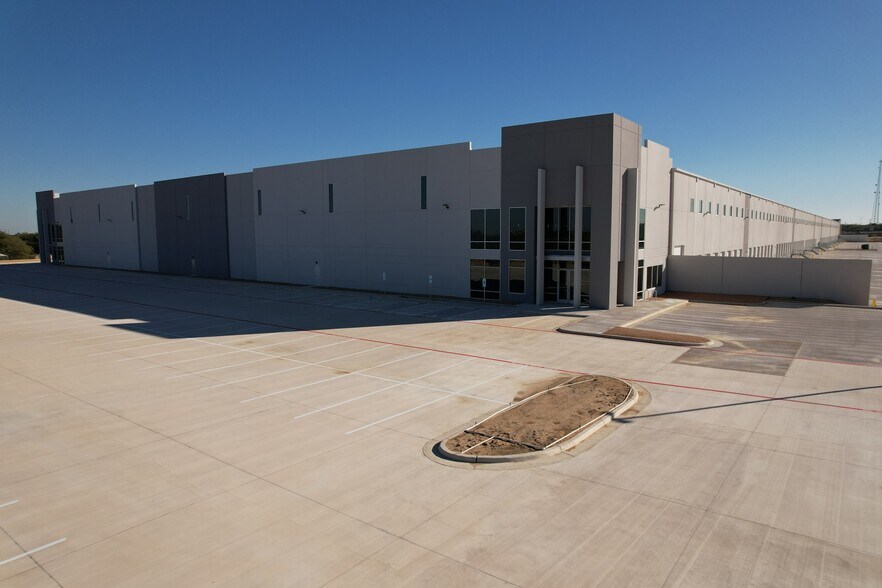 More Photos Of 7625 IH-10 E, San Antonio Distribution For Lease