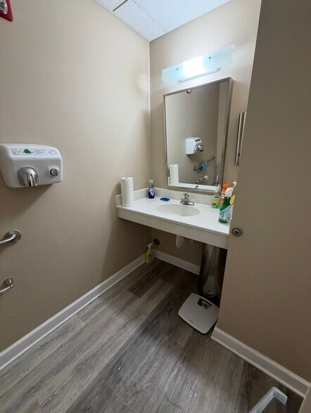 More Photos Of 66 Buck Rd, Southampton Medical For Lease