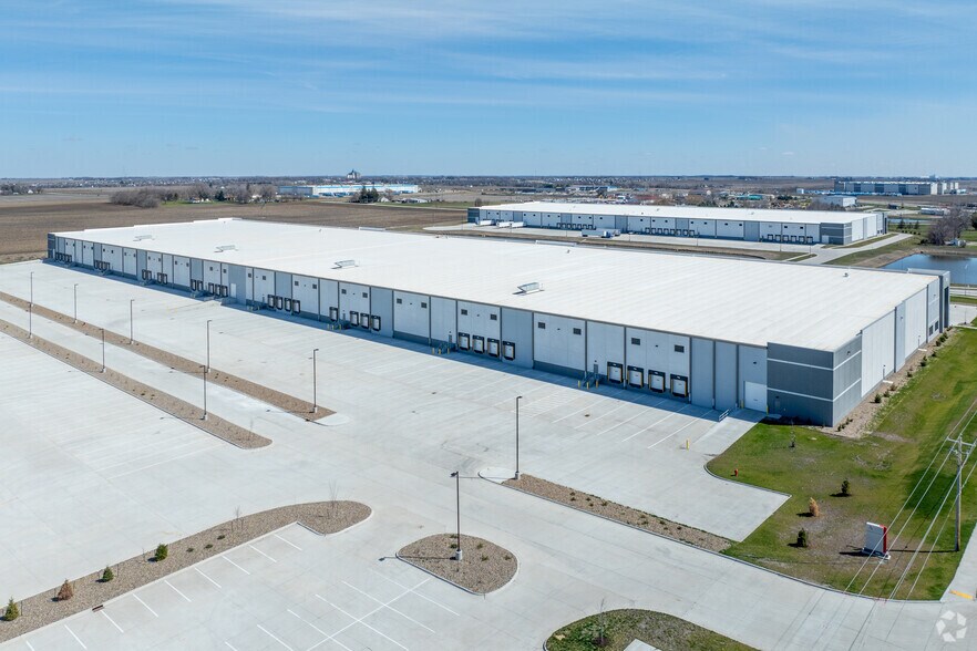More Photos Of 2075 20th Ave SW, Altoona Distribution For Lease