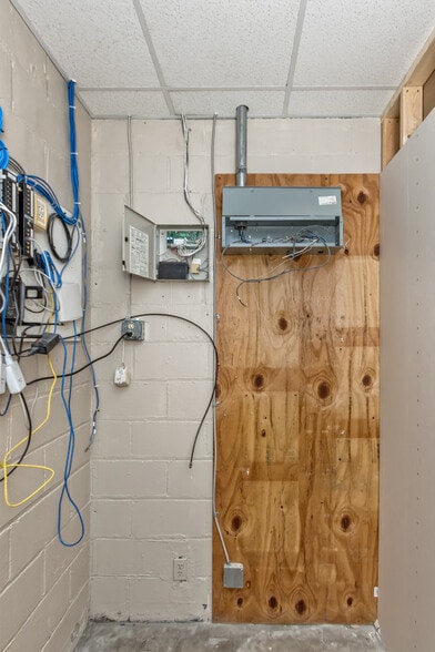 More Photos Of 46 Aston St, Asheville Light Manufacturing For Lease