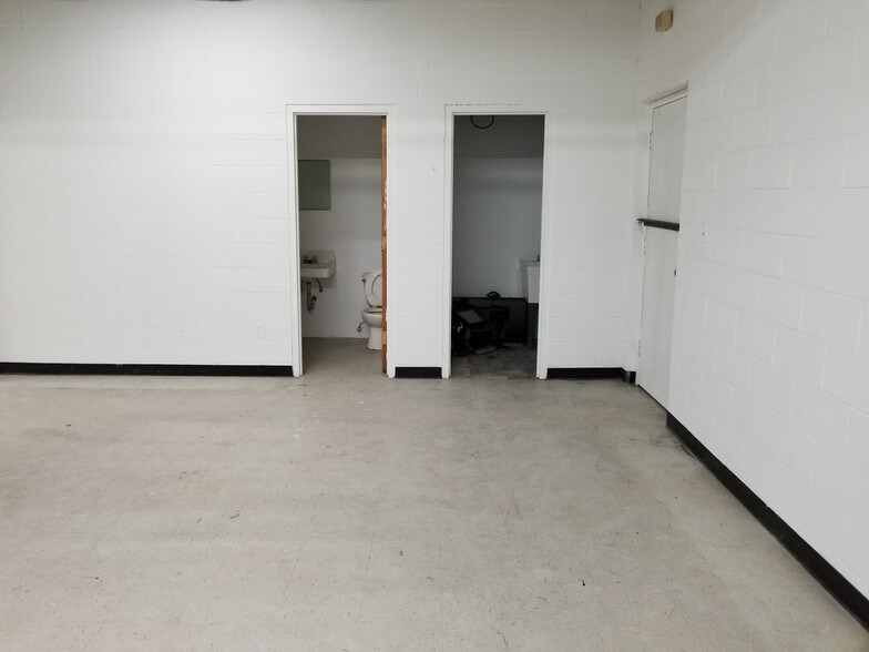 More Photos Of 751-763 Hungerford Dr, Rockville General Retail For Lease