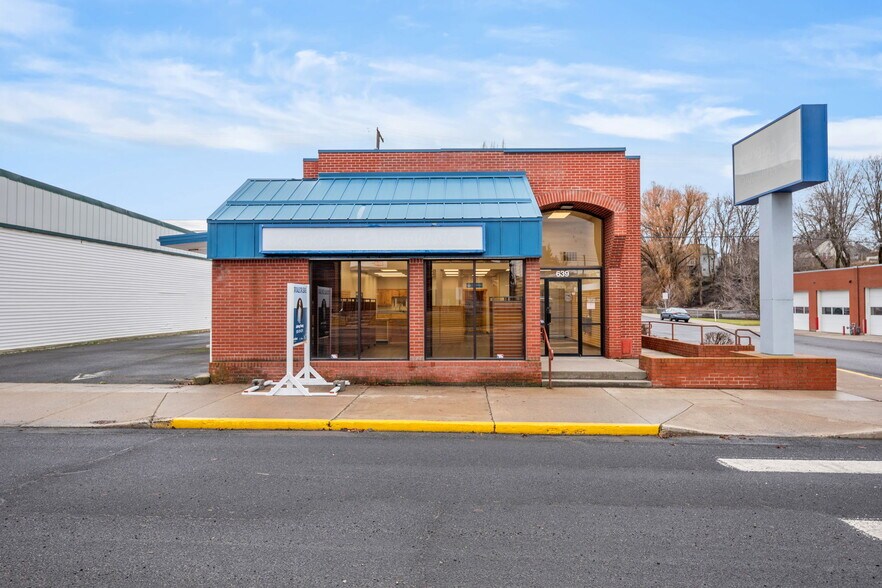 More Photos Of 639 Morgan St, Davenport Bank For Lease