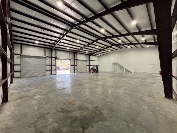 More Photos Of 11002 Sleepy Hollow Rd, Conroe Warehouse For Lease