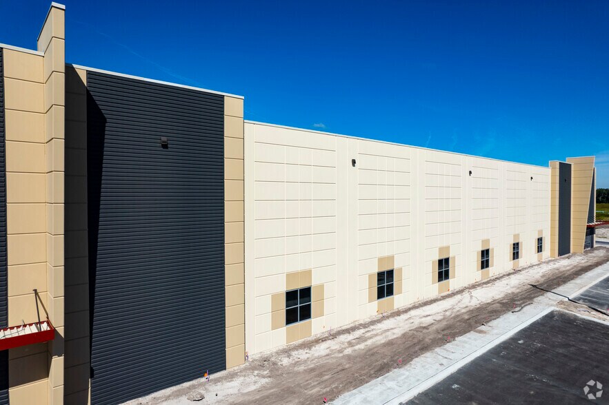 More Photos Of 1500 County Line Rd, Plant City Warehouse For Lease