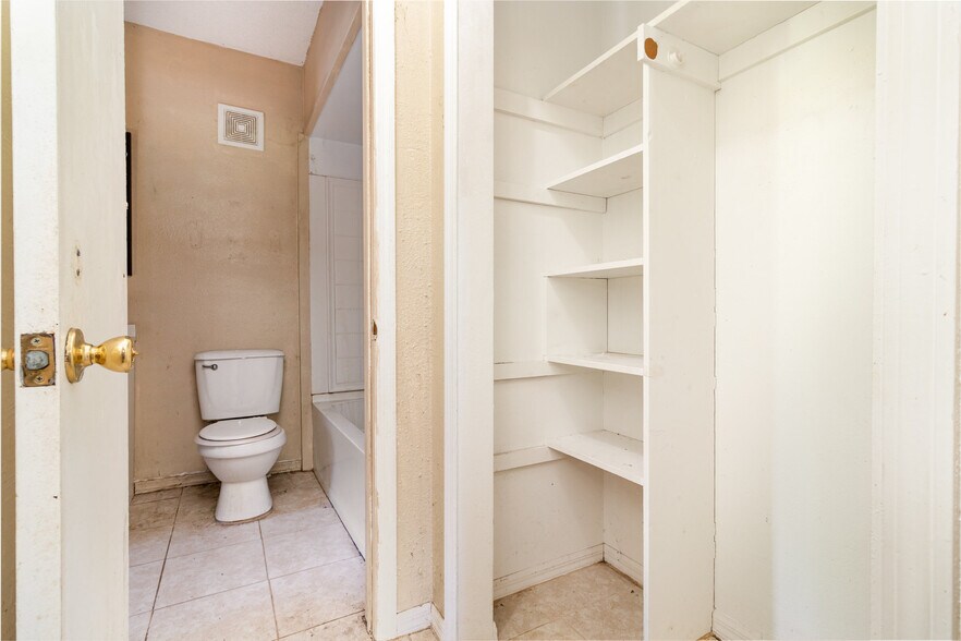 More Photos Of 2516 S Sanford Ave, Sanford Convenience Store For Sale