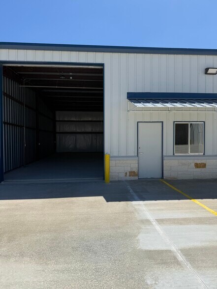 More Photos Of 8081 Old Bastrop Rd, New Braunfels Unknown For Lease