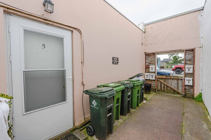 More Photos Of 562 Newmark St, Coos Bay Storefront For Sale