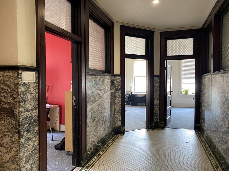More Photos Of 528 Main St, Evansville Office For Sale