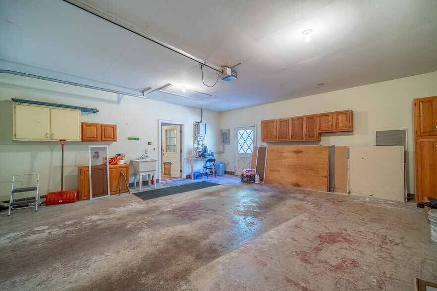 More Photos Of 156 White Oak St, Franklin Medical For Sale