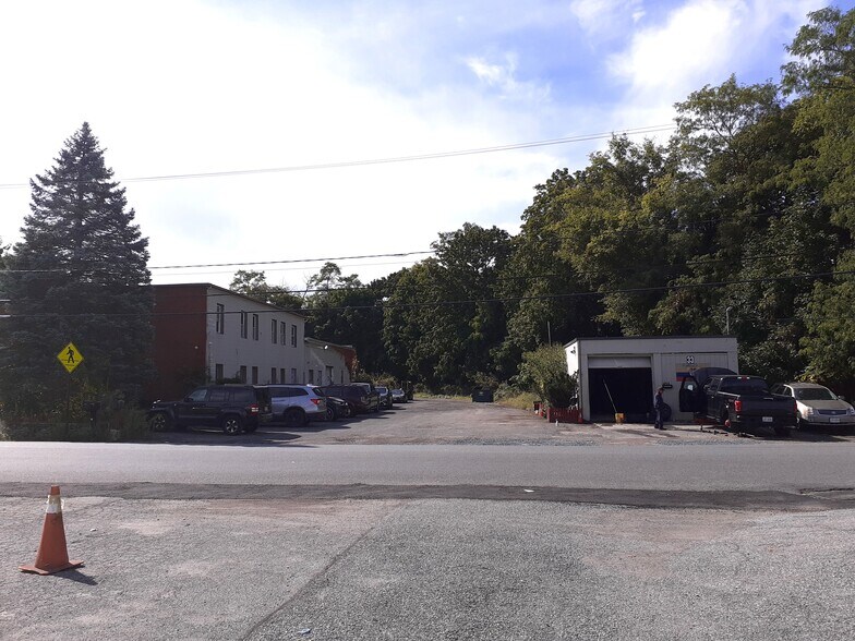 More Photos Of 31 Walnut St, New Windsor Township Warehouse For Lease