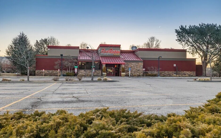 More Photos Of 211 W Parkcenter Blvd, Boise Restaurant For Sale