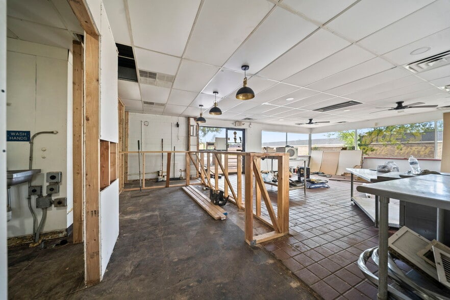 More Photos Of 1900 Tamarack Cir S, Columbus Fast Food For Lease